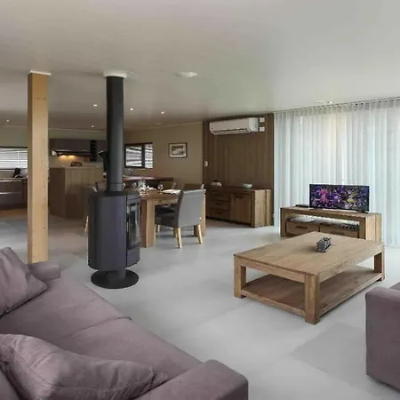 Villa Cozy For 8 With Balcony & Fireplace